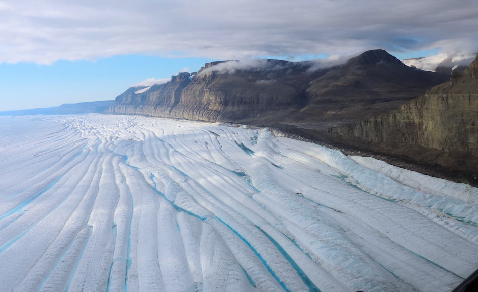 Im hinteren Bereich hÃ¤ngt der Gletscher an den steilen FelswÃ¤nden, die eine bremsende Wirkung auf die Fliessgeschwindigkeit ausÃ¼ben. Je weniger Bremswirkung, desto hÃ¶her die Fliessgeschwindgkeit und desto mehr Eisberge brechen ab. Bild: Andreas Muenchow